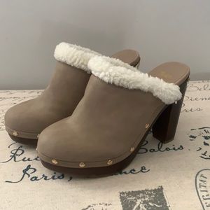 Juicy Couture slip on heels-tan